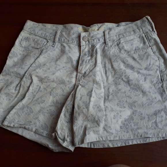 5 for 25 - Blue and white flower jean shorts - Picture 1 of 2